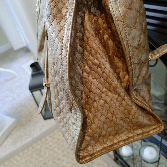 JESSICA SIMPSON LARGE FAUX SNAKESKIN TOTE SHOULDER BAG, METALLIC GOLD - Picture 9 of 15